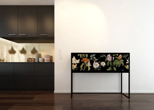 RNT By Really Nice Things Consoles Et Drapiers Console Pin Massif Laqué 2 Portes 3 Tiroirs Imprimé Floral Fond Noir 3 RNT By Really Nice Things Consoles Et Drapiers Console Pin Massif Laqué 2 Portes 3 Tiroirs Imprimé Floral Fond Noir – Image 2