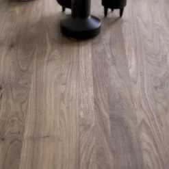 Tikamoon Tables à Manger Table En Noyer Massif 6/8 Pers. -Marquee Magasin table en noyer massif 6 8 pers 2